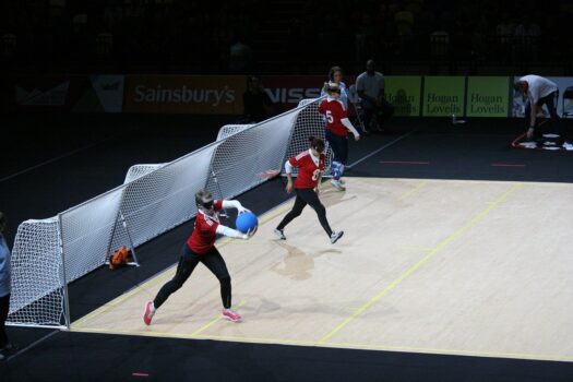 Tre kvinder der spiller Goalball